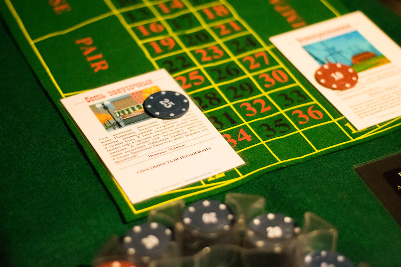 Ведущий развлекает гостей на корпоративе в Ульяновске