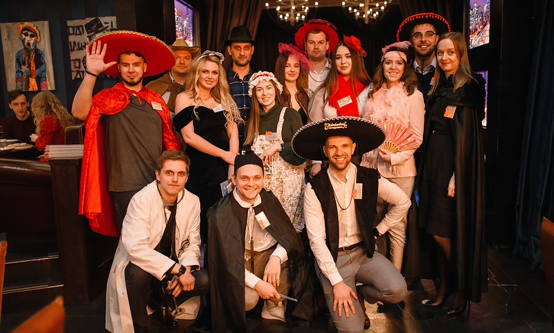 Корпоратив на Новый год в Ульяновске — празднично украшенный банкетный зал