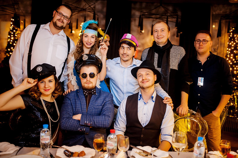 Команда компании празднует Новый год в ресторане Ульяновске